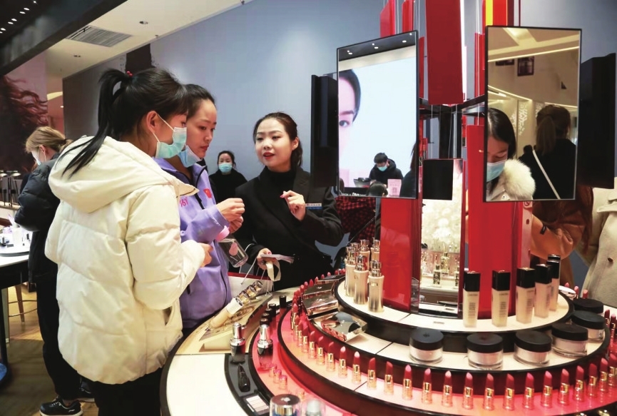 常用的兰蔻护肤品,真方便啊……"市民张女士在阳光天鸿广场兰蔻柜台前