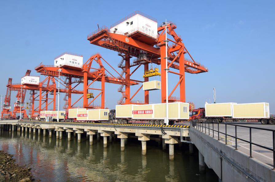 方舱板房在江门高新港装船