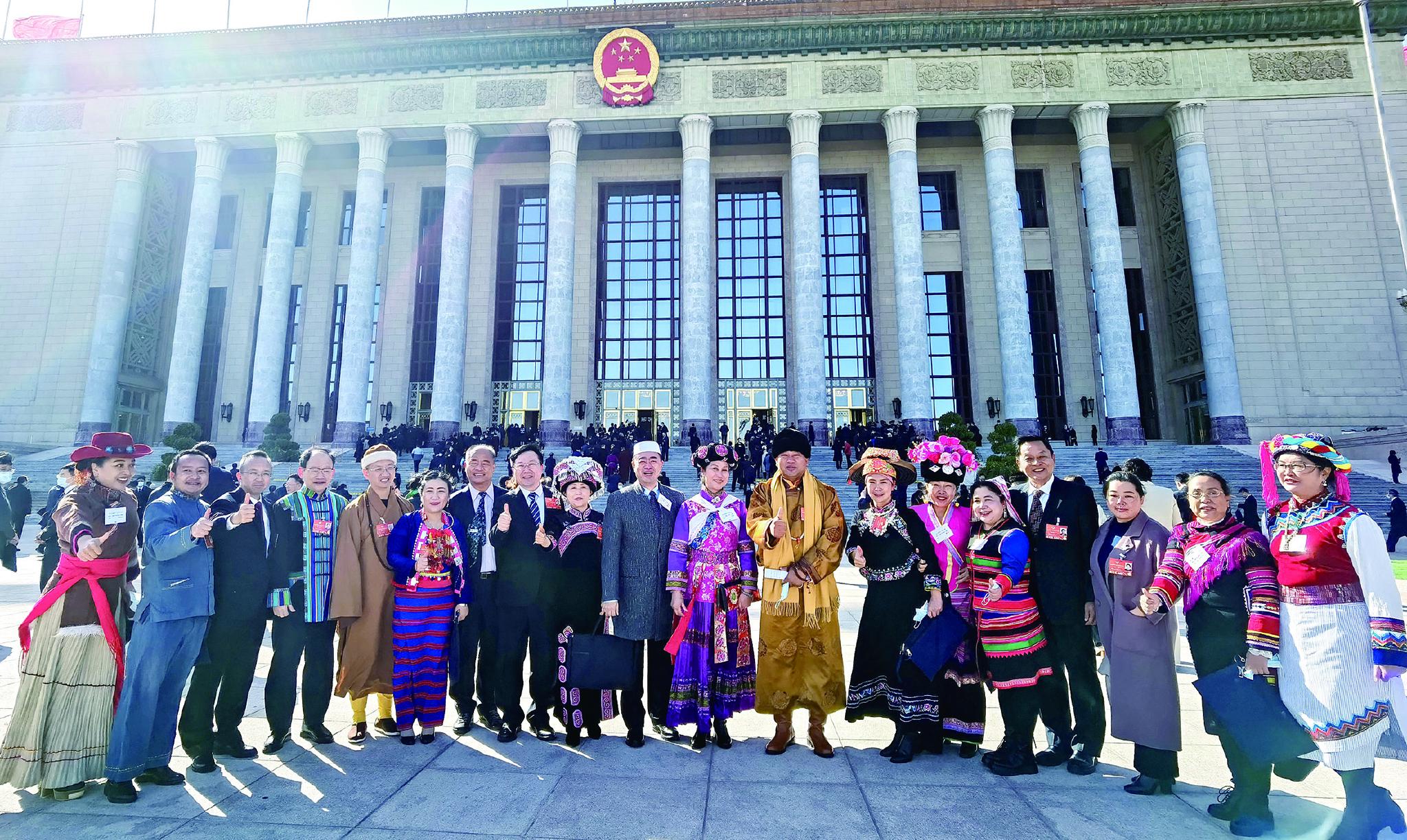 少数民族界别委员们聚在大会堂前合影 特邀委员记者 魏定梅 摄