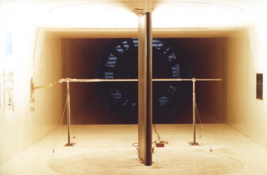 对翼型进行风洞实验的场景