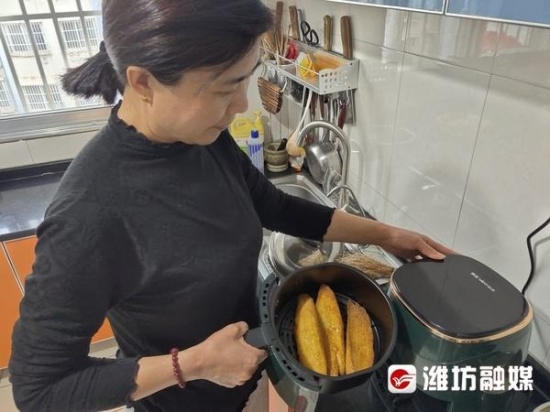 家住坊子区欧美佳苑的王女士用空气炸锅烤面包片。