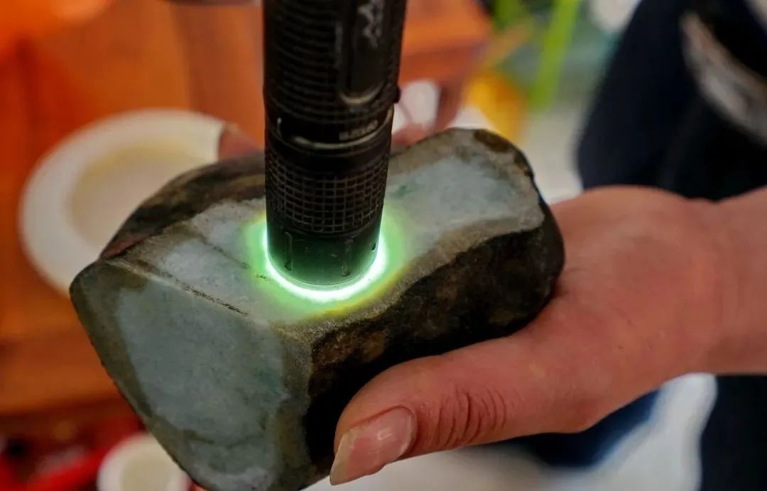 从直播间赌来一推车翡翠原石检测结果竟是