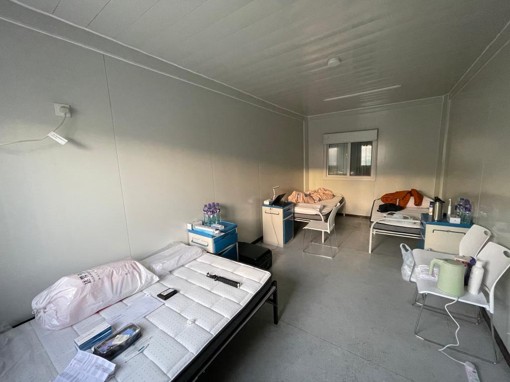 图为隔离房间内的配置,每个房间可供最多三人同时入住(3月9日摄).