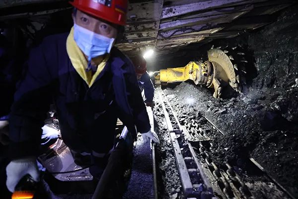 矿山组专家在煤矿井下开采作业面进行检查
