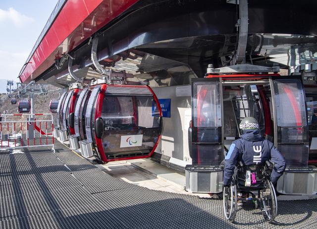 2月28日，运动员在国家高山滑雪中心准备乘坐缆车。（图源：新华社）