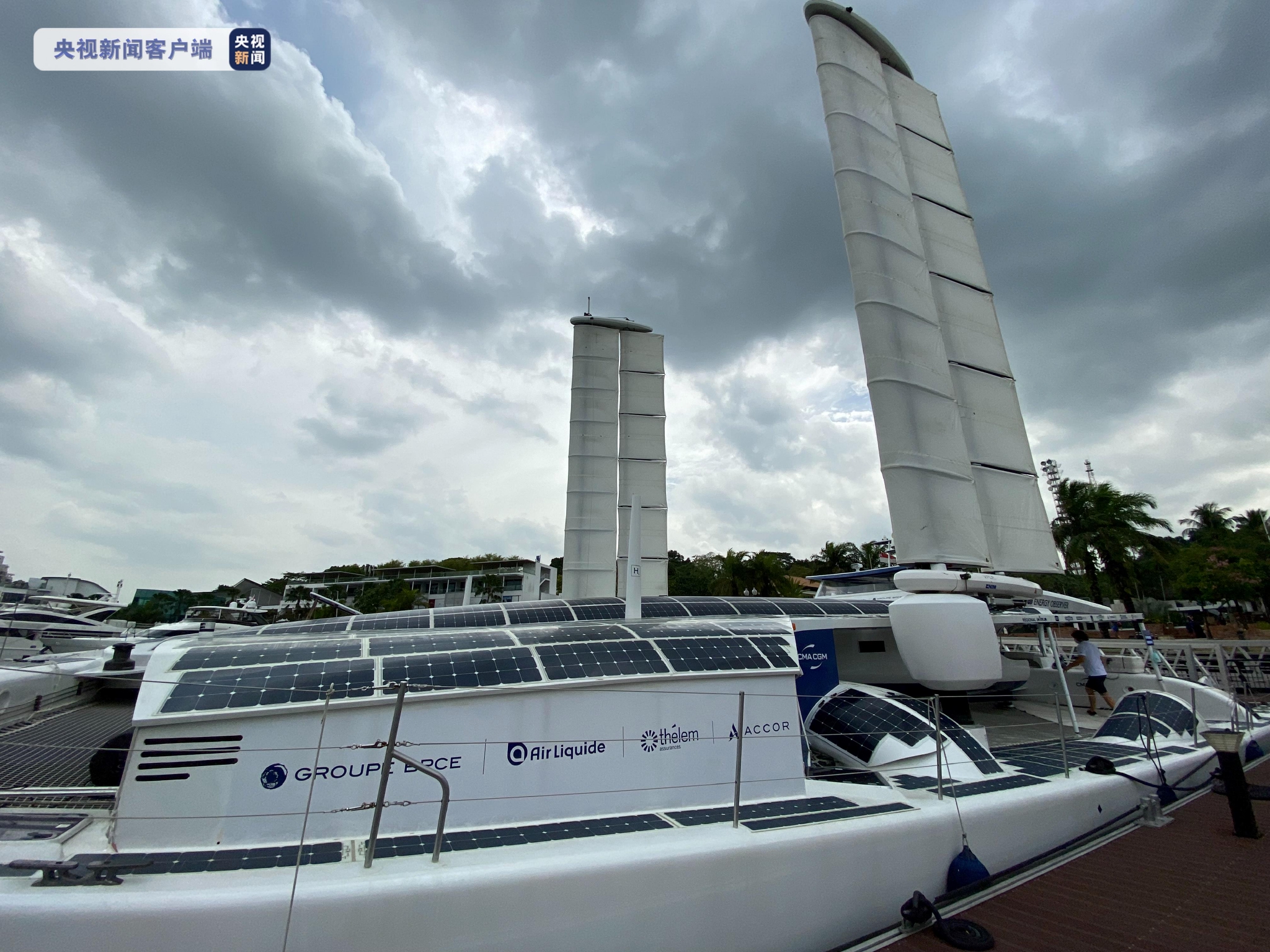 全球首艘能源自给氢动力船抵达新加坡