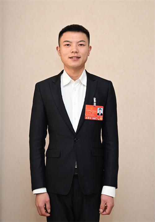 宁愿送快递也不进工厂？95后全国人大代表建议：提升工匠的社会地位休闲区蓝鸢梦想 - Www.slyday.coM