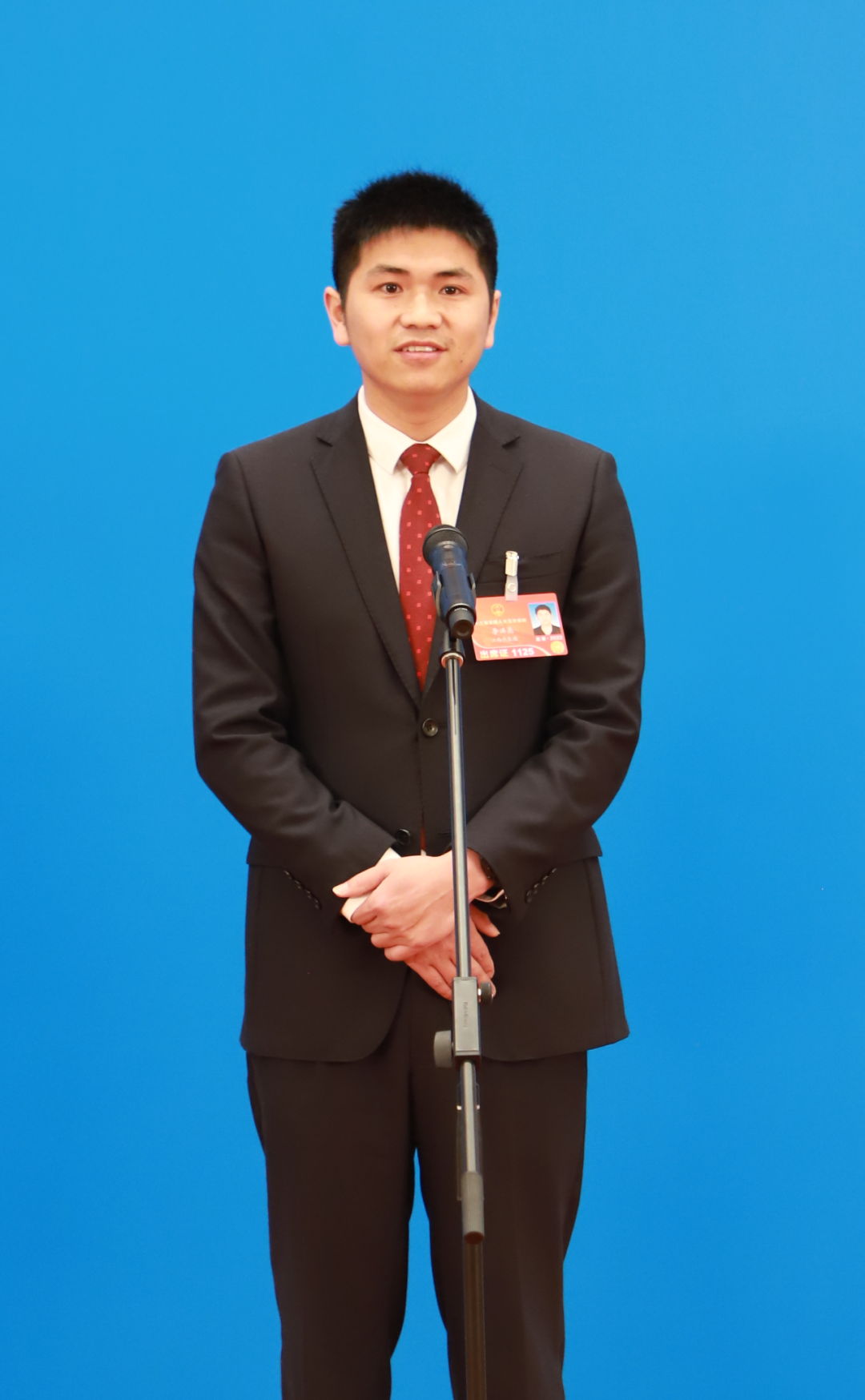 图为全国人大代表,江西省九江市柴桑区新合镇党委副书记,镇长李洪亮.