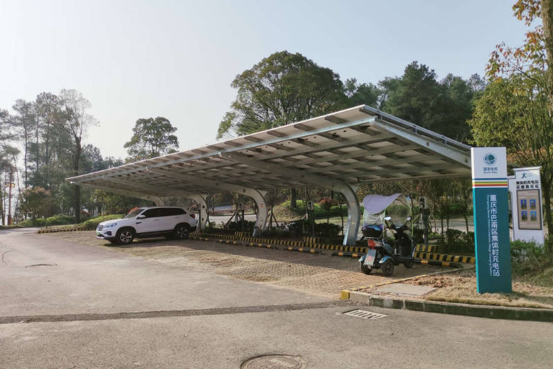 利用雨棚式光伏发电,每小时最高可发电32度,发电全部接入"电力驿站"和