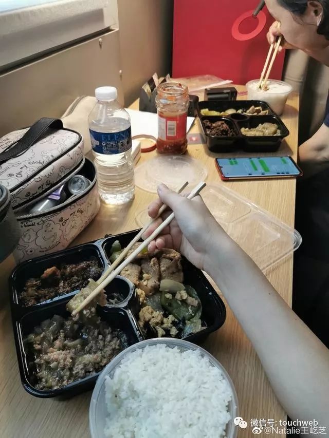 第一张是,几个人蹲在路边吃盒饭;第二张是在办公室吃盒饭,第三张是在