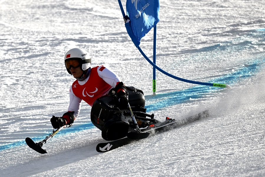 梁子路摘得残奥高山滑雪男子大回转坐姿组铜牌