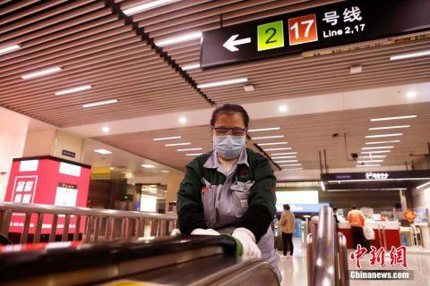 图为工作人员正在地铁二号线上海虹桥站站内进行公共区域消毒.