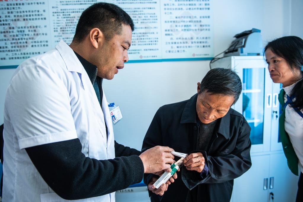 医生在由澳门援建的从江县小翁村卫生室内给村民讲解用药须知（2019年11月15日摄）。新华社记者 陶亮 摄