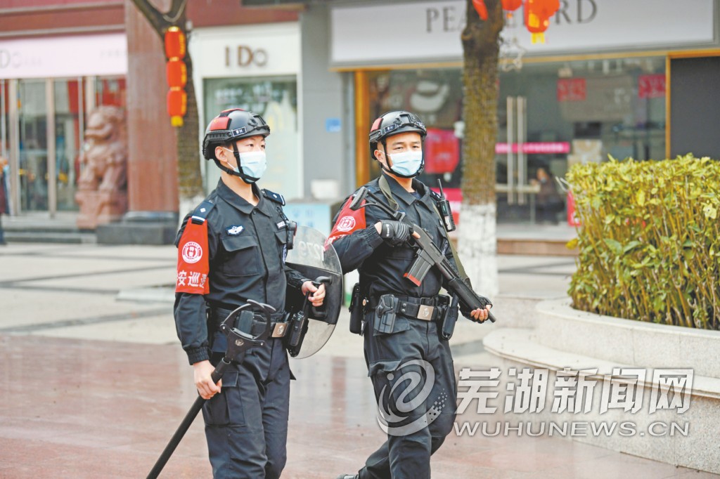 全市19处街区 特警巡逻戴上"红袖章"