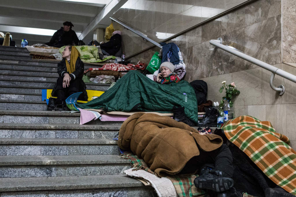 战火下的民生实拍乌克兰民众在哈尔科夫地铁站避难生活