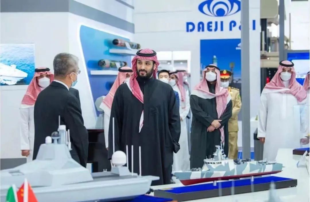 沙特王储穆罕默德·本·萨勒曼参观中国船舶展台
