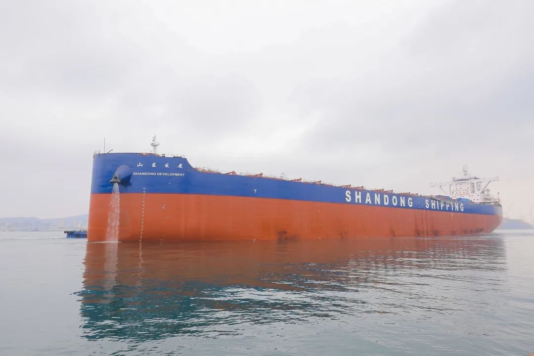 试航21万吨散货船8号船启航海试