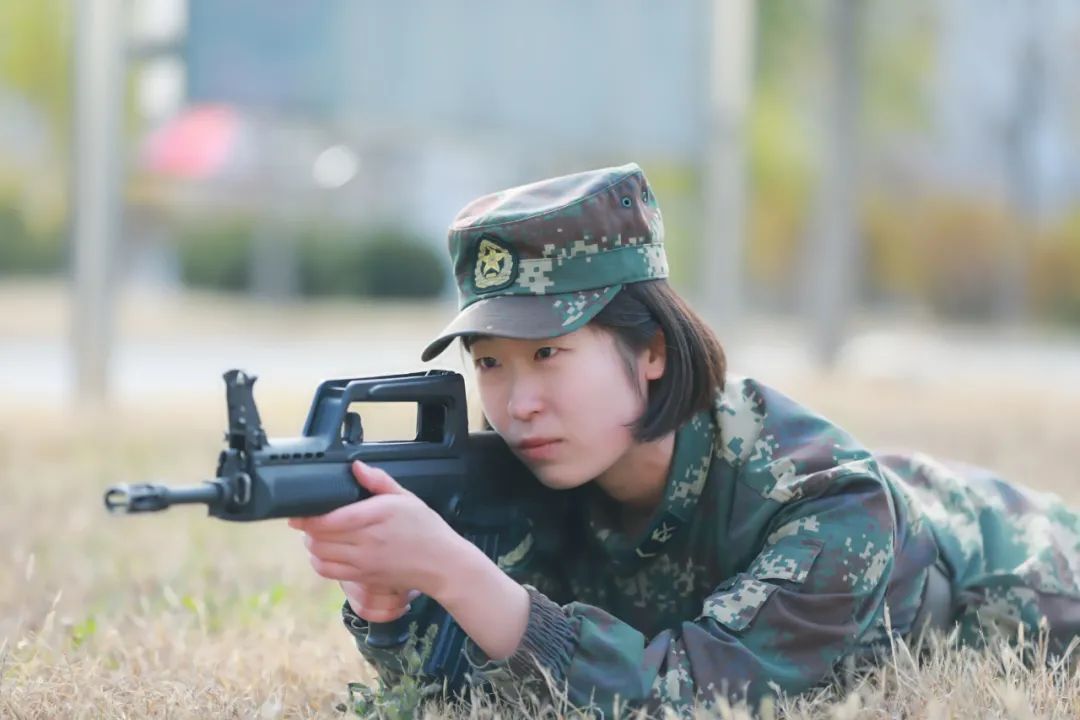 我身边的硬核导弹女兵又美又飒许佳琦