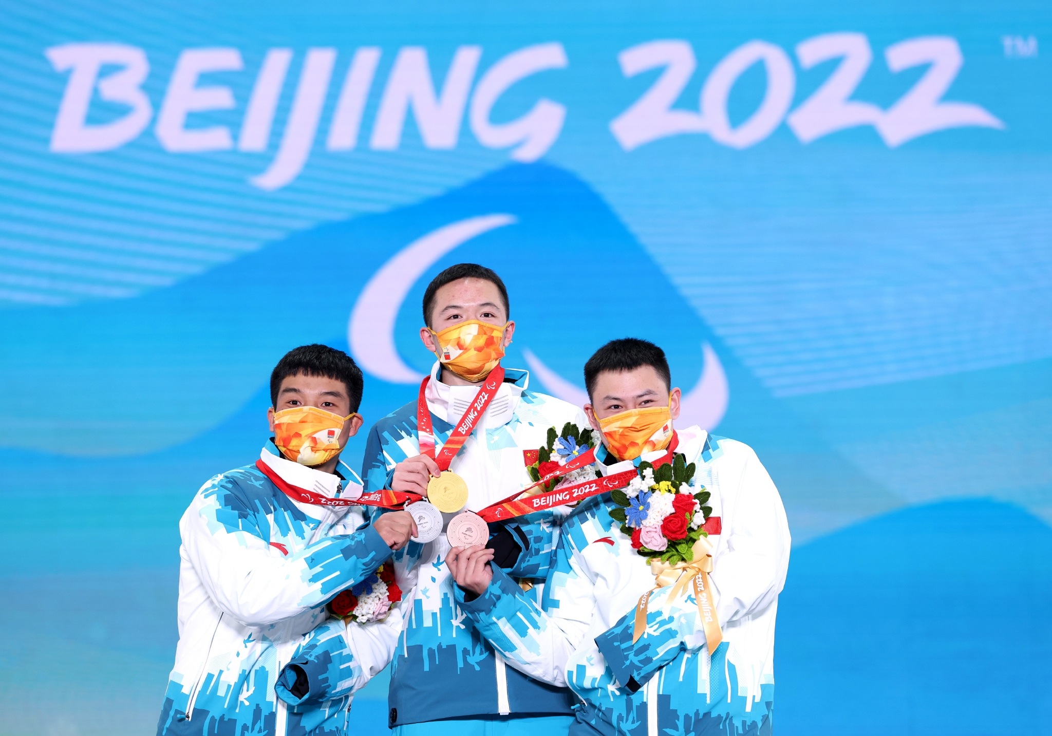 领奖台上,三位河北籍运动员将奖牌放在一起.图片来自视觉中国