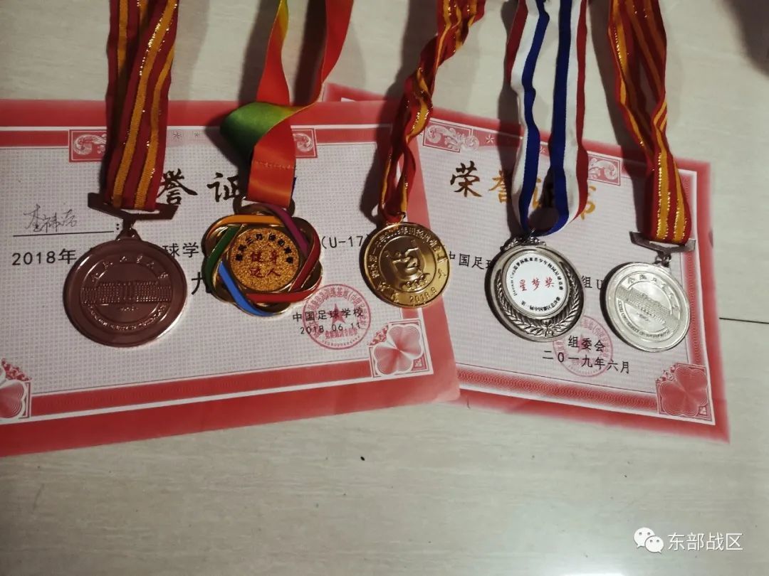 运动员证书李祎诺获得了2018年并且拿到了许多奖牌学校和省市组织的