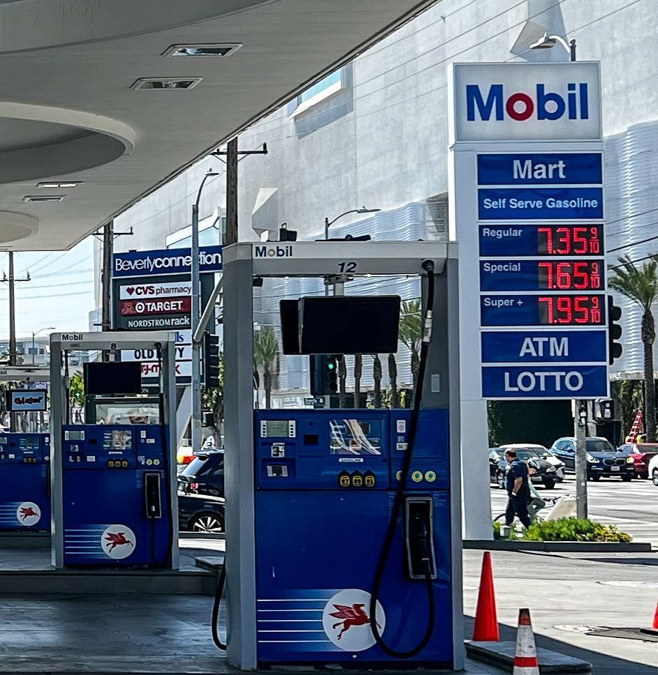 美国油价因俄乌紧张局势飙升多州呼吁暂停征收汽油税