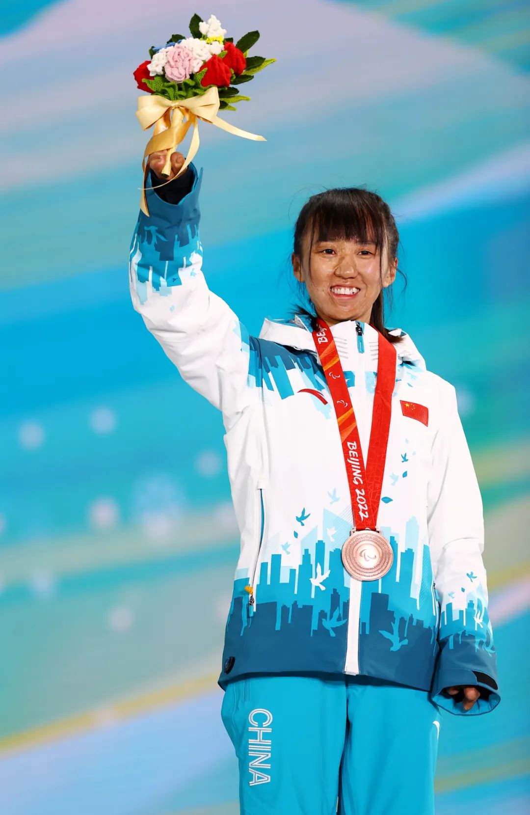 △3月5日，北京2022年冬残奥会冬季两项女子短距离站姿赛颁奖仪式，赵志清获得铜牌。