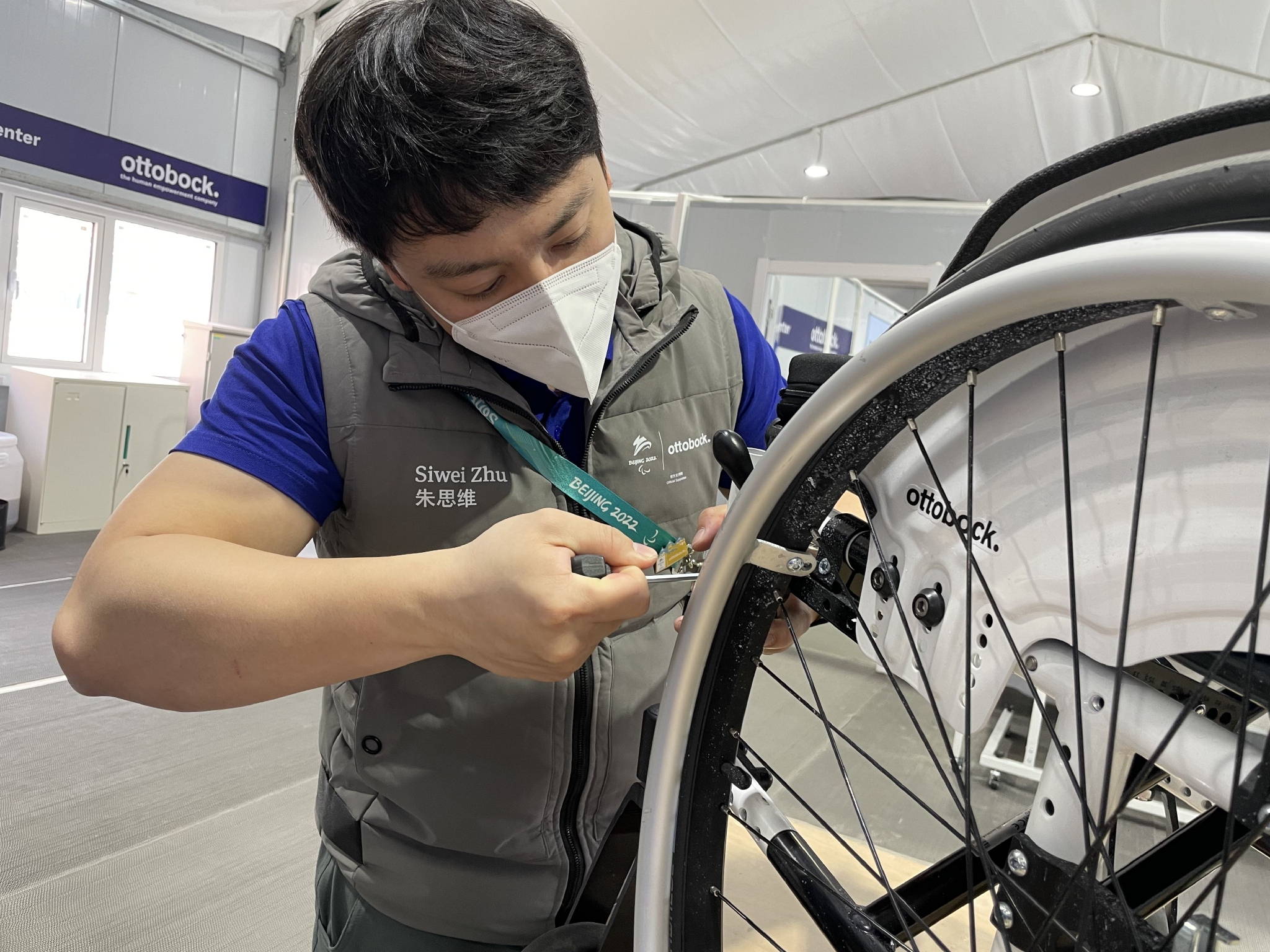 朱思维正在维修冬残奥会运动员的轮椅.受访者供图