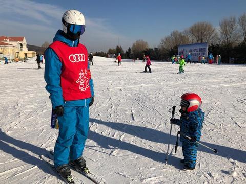 ↑俞佳辉在教小朋友滑雪。（受访者供图）