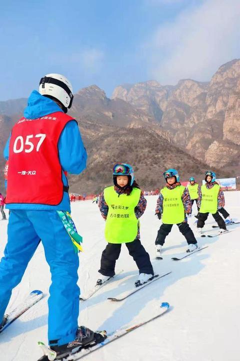 ↑俞佳辉在教小朋友滑雪。（受访者供图）