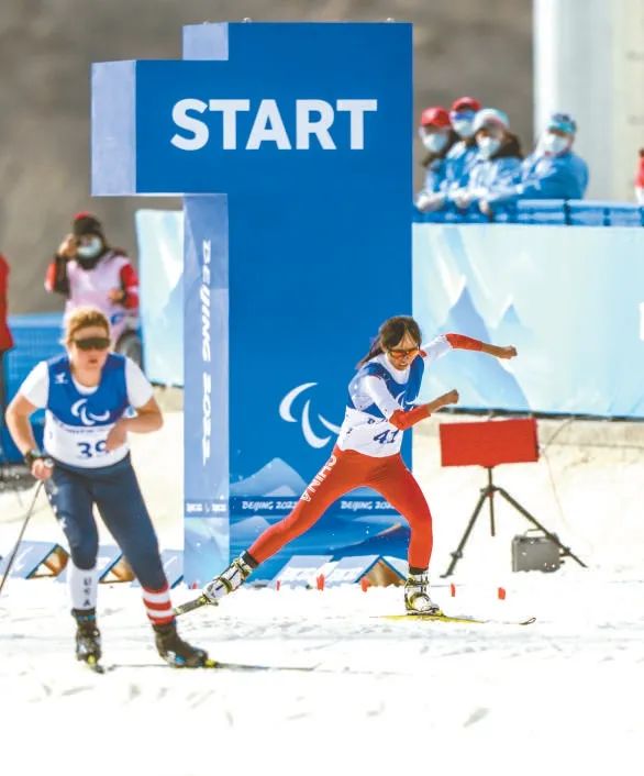 △3月9日，北京2022年冬残奥会越野滑雪女子短距离（自由技术）站姿赛，赵志清（右）在比赛中。