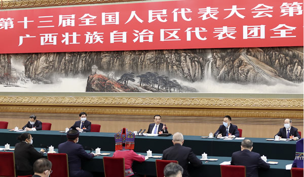 ▲3月6日上午，李克强总理来到广西代表团，韦朝晖代表向总理汇报广西蔗糖业发展情况。