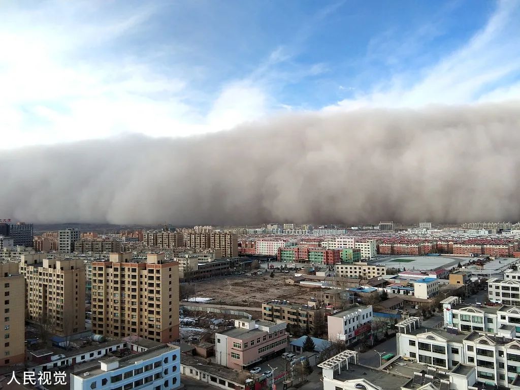 2018年11月25日,甘肃张掖,当地突遭沙尘暴袭击.图片来源:人民视觉