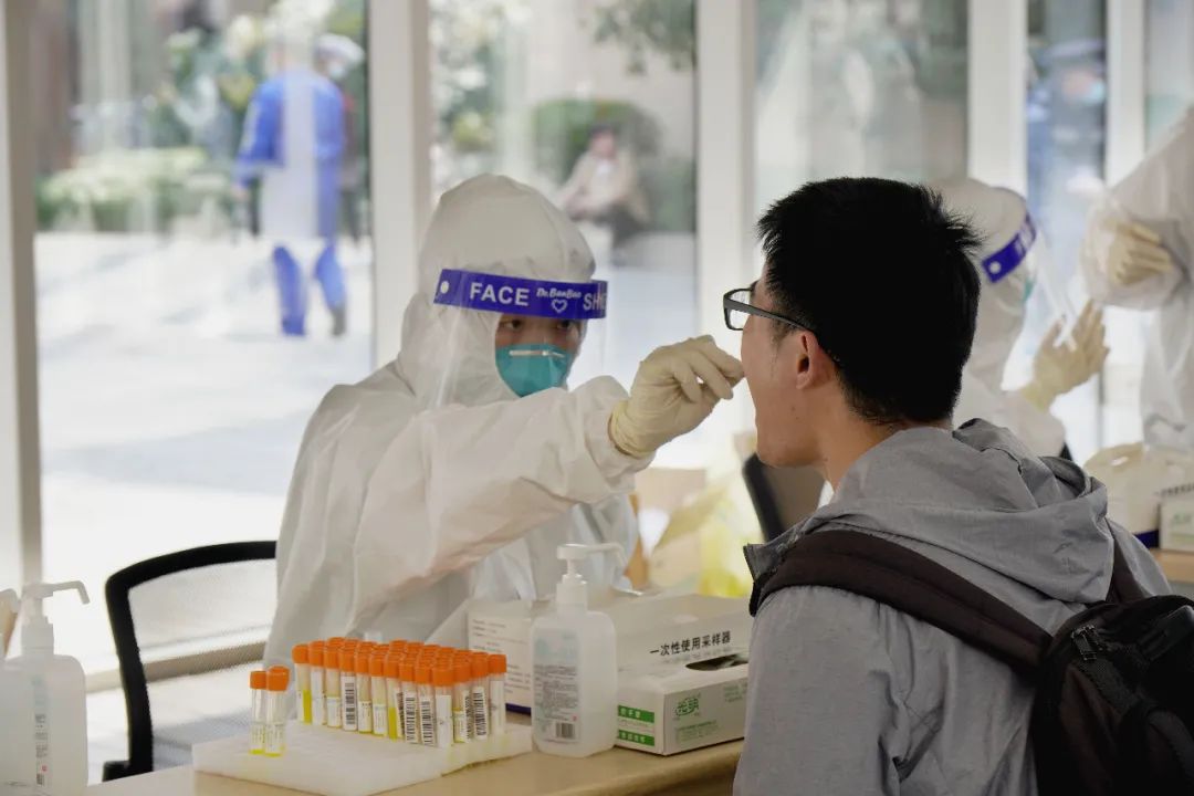 3月11日,复旦大学邯郸校区学生接受核酸采样.新华社发(杨志超 摄)