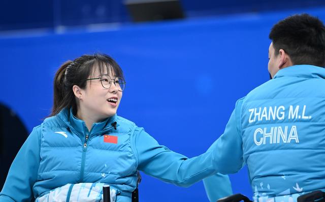 3月12日，中国队选手闫卓（左）在比赛中与队友张明亮击掌。新华社记者 任超 摄