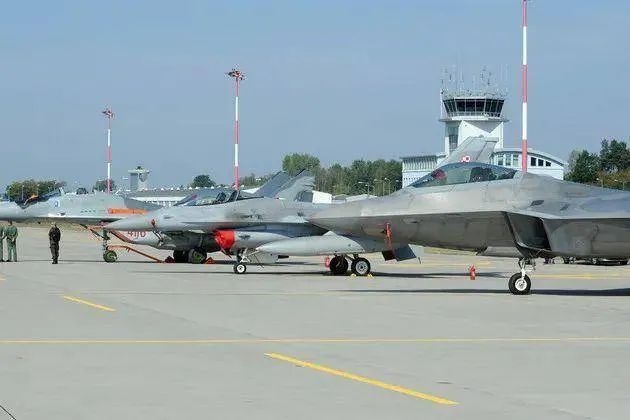 · 波兰空军米格-29（左）、波兰空军F-16（中）和美国F-22战机。（图片来源：彭博社）