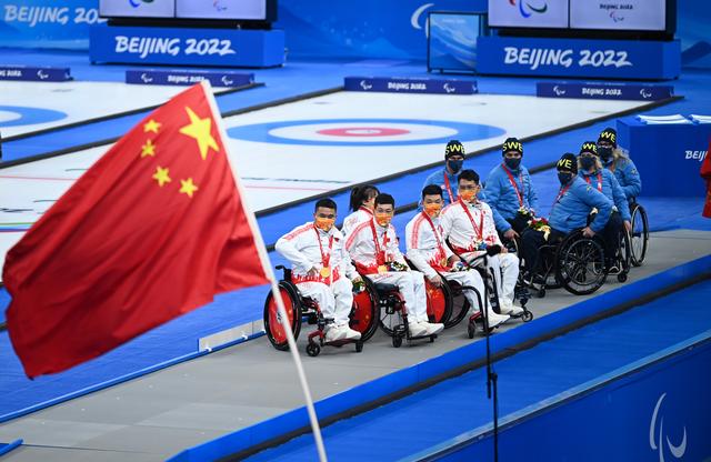3月12日，中国队与瑞典队选手在颁奖仪式上。新华社记者 张博文 摄