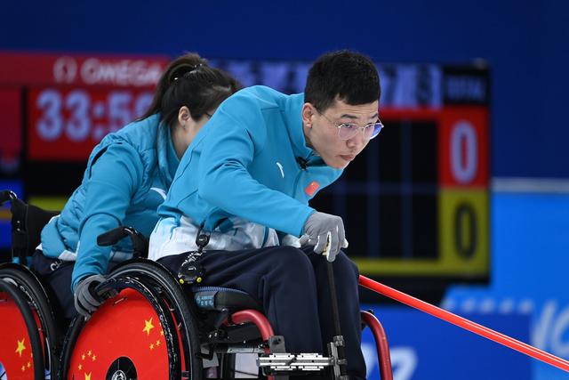3月12日，中国队选手陈建新（右）在比赛中掷壶。新华社记者 任超 摄