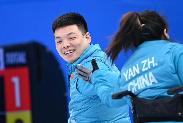 3月12日，中国队选手张明亮（左）与队友闫卓在比赛中击掌。新华社记者 任超 摄