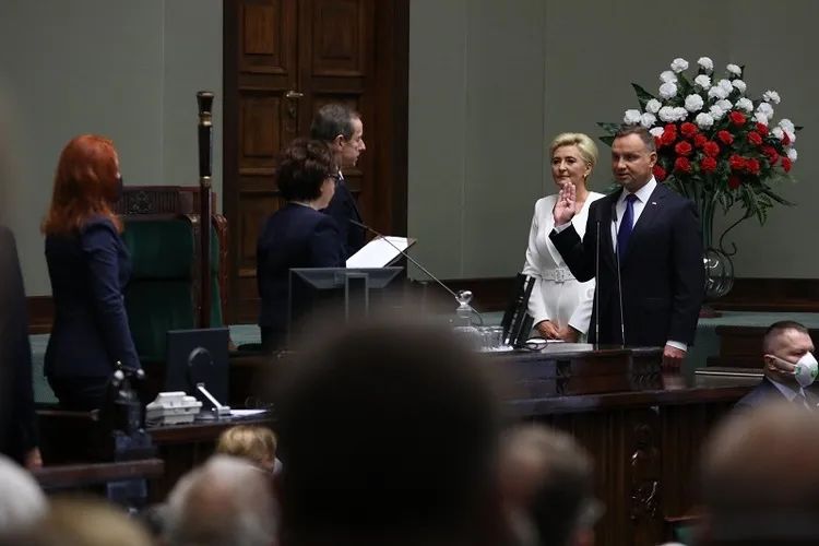  · 2020年8月6日，波兰连任总统杜达在议会大厦举行的国民大会上宣誓就职。