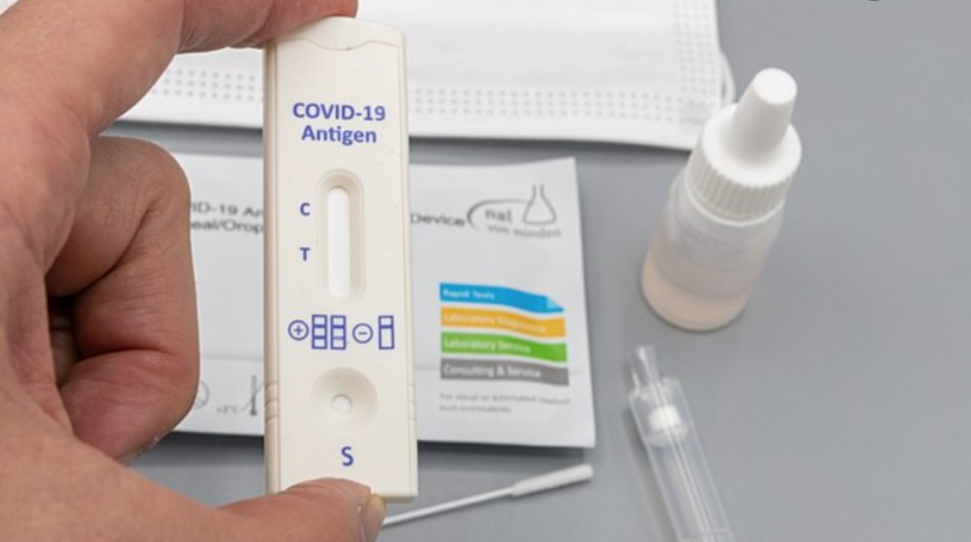 已在国外上市的新冠抗原家庭自检试剂盒.(图片来源:网络视频截屏)