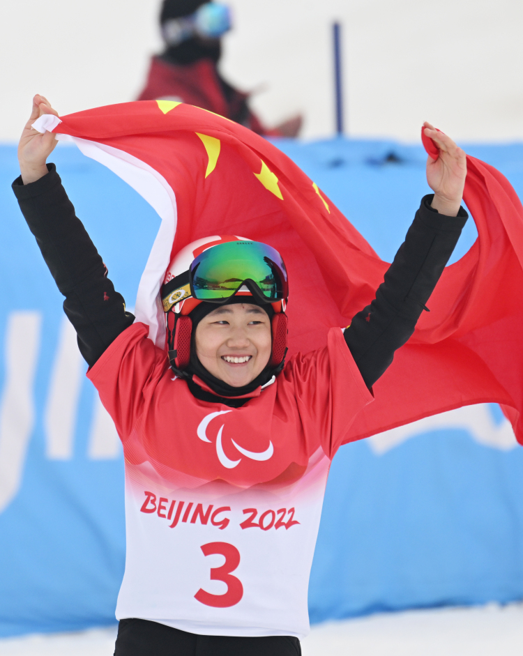 2022年3月11日,中国选手耿焱红在比赛后庆祝.