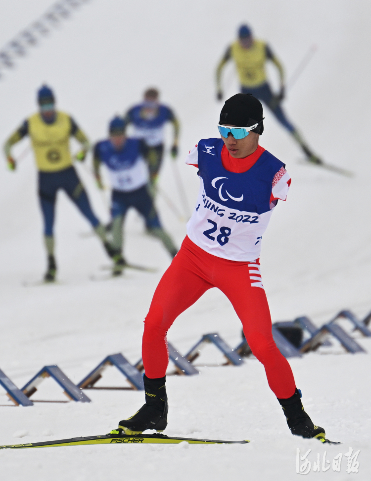 当日,北京2022年冬残奥会残奥越野滑雪男子中距离自由技术(站姿)决赛