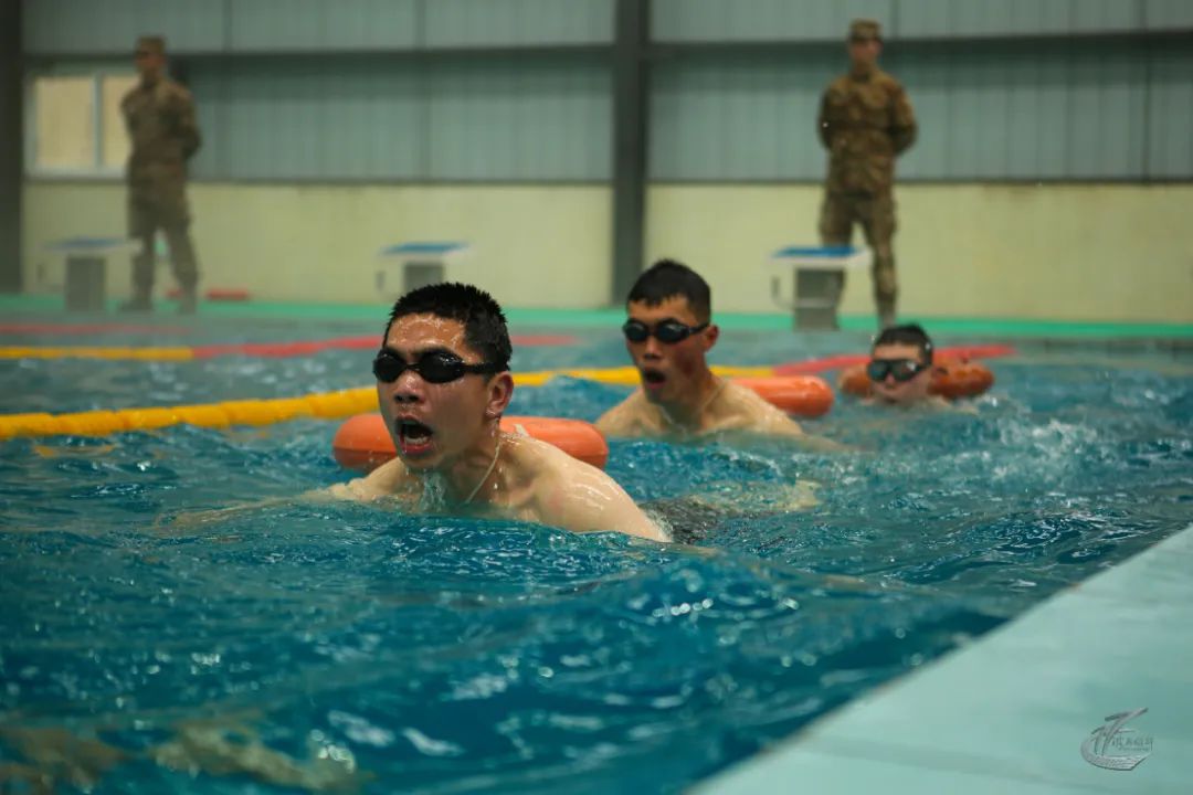 提供有力保障为常态化组织泅渡,潜水等训练该旅将露天游泳池改成室内