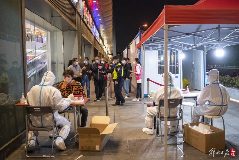 上海全城加速度社会面清零一张核酸检测点排队互助表在朋友圈里刷屏后