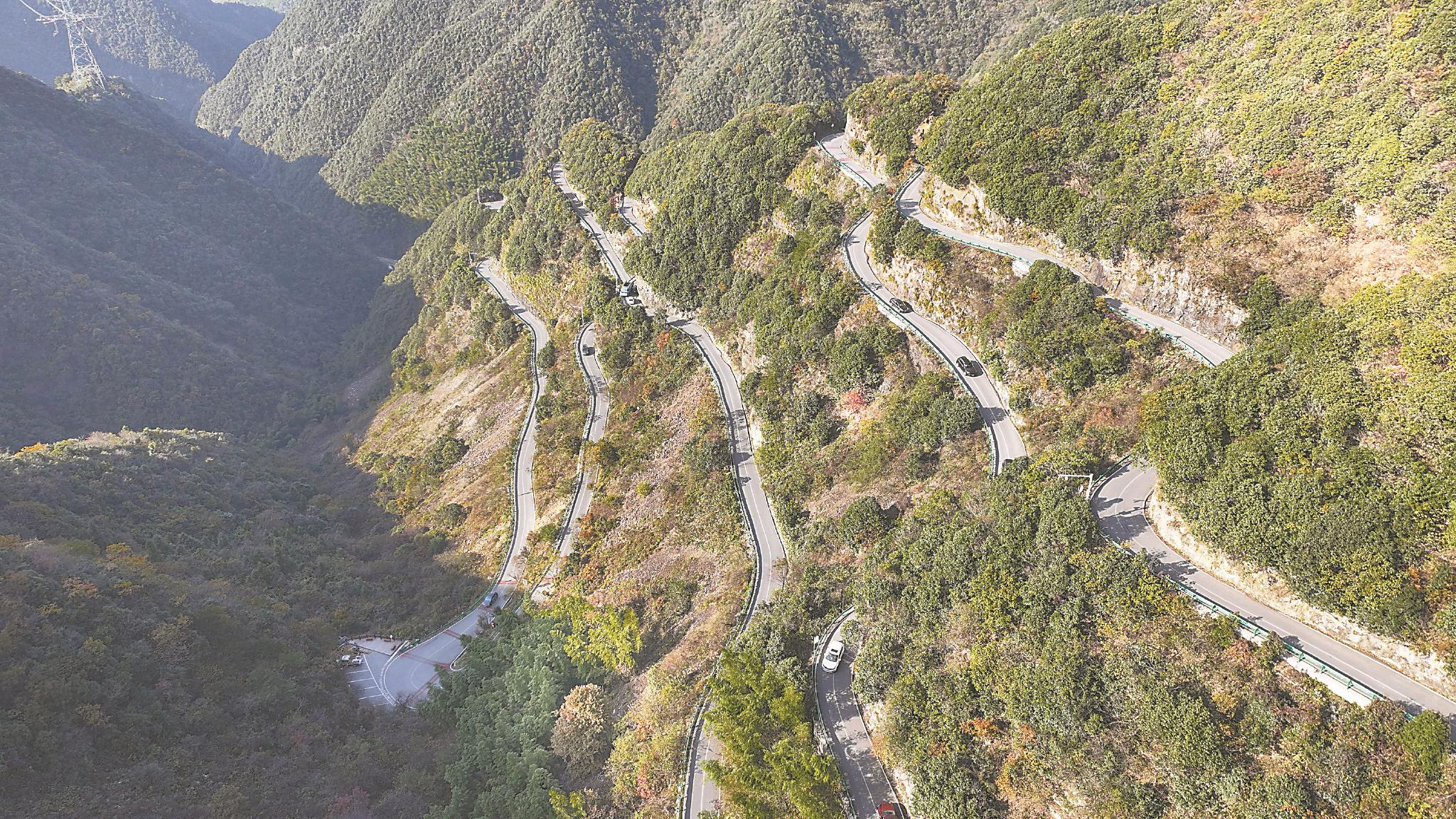 泾县蜿蜒曲折的桃岭公路成为一道风景.