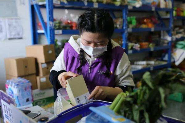 疫情之下抢菜需要拼手速几路记者给你一幅上海菜篮子保供全景图