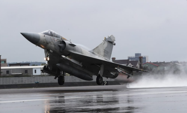 台军一架幻影2000战机坠海飞行员弹射逃生