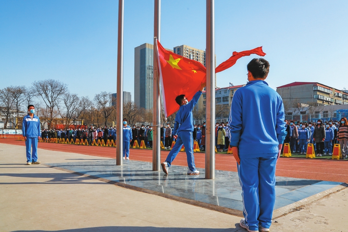 市第三中学全体师生齐聚学校操场,举行春季学期第一次升国旗仪式