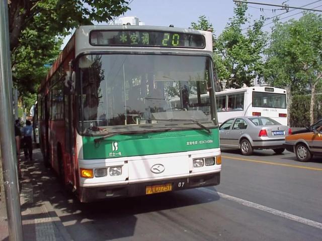 公交20路百年来的车型回顾
