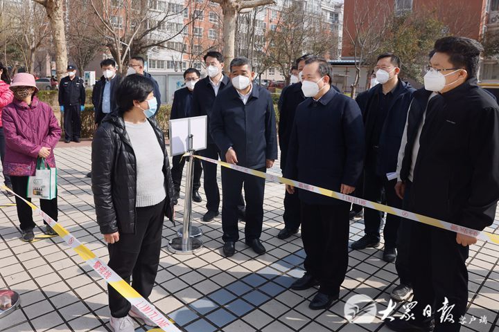 3月14日,省委书记李干杰深入潍坊市潍城区,实地检查指导疫情防控工作